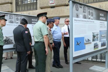 Nová výstava před Generálním štábem AČR ukazuje proměny české armády