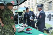 Výstava Nová armáda – Modernizace armády a výzvy vojáka 21. století před budovou Generálního štábu Armády ČR. FOTO: Marie Křížová, AVIS