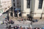 Pohled z učebny Českoslovanské akademie obchodní Dr. Edvarda Beneše na místo, kde budou hosté pokládat věnce a květiny při pietní aktu u kostela sv. Cyrila a Metoděje, Praha - Resslova ulice, 18. 6. 2025. FOTO Jiří Reichl VHÚ Praha