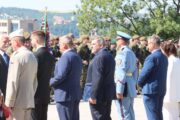 Historik VHÚ Praha Jindřich Marek se ohlíží na náčelníka Generálního štábu Armády ČR, arm. gen. Karla Řehku a prezidenta republiky Petra Pavla. V uniformě Hradní stráže Marek Manda, velitel Sokolské stráže, vpravo od něj historik VHÚ Praha Tomáš Jakl. 
Slavnostní nástup Armády ČR - Den ozbrojených sil. Národní památník na Vítkově s hrobem Neznámého vojína. Praha, 30. 6. 2025. FOTO Jiří Reichl, VHÚ Praha