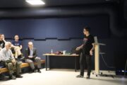 Historik VHÚ Praha Michal Cáp vysvětlulje detaily ve své přednášce.  Československá „větší válka“. Československo na strategické mapě Evropy let 1918-1921 a poválečné konflikty. Armádní muzeum Žižkov, 10. 6. 2025. FOTO Jiří Reichl