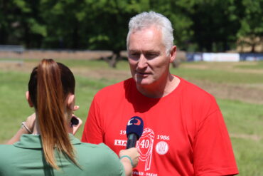 My spali pod autem, dnes mají piloti terapeuta a klimatizovaný karavan