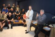 Milan Hurbý gestikuluje u výkladu. Stojící za ní Tomáš Jakl. KOMENTOVANÉ FILMY ZE SBÍRKY VOJENSKÉHO HISTORICKÉHO ÚSTAVU PRAHA
Květnové povstání v Čechách a na Moravě a osvobození. Armádní muzeum Žižkov, 29. 5. 2025. FOTO Jiří Reichl, VHÚ Praha