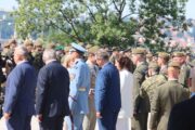 Ministryně obrany Jana Černochová gratuluje Tomáši Jaklovi - historikovi VHÚ Praha. 
Slavnostní nástup Armády ČR - Den ozbrojených sil. Národní památník na Vítkově s hrobem Neznámého vojína. Praha, 30. 6. 2025. FOTO Jiří Reichl, VHÚ Praha