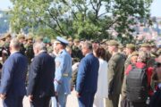 Ministryně obrany Jana Černochová připíná ocenění historikovi VHÚ Praha Tomáši Jaklovi. 
Slavnostní nástup Armády ČR - Den ozbrojených sil. Národní památník na Vítkově s hrobem Neznámého vojína. Praha, 30. 6. 2025. FOTO Jiří Reichl, VHÚ Praha