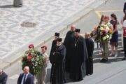 Otec Jan Beránek, který celebroval panychidu, spolu s kolegy čeká, až na něj přijde řada s položením věnce u zdi kostela sv. Cyrila a Metoděje. Pietní akt u kostela sv. Cyrila a Metoděje, Praha - Resslova ulice, 18. 6. 2025. FOTO Jiří Reichl VHÚ Praha