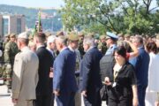 Prezident republiky Petr Pavel gratuluje oceněnému historikovii VHÚ Praha Jindřichu Markovi. Slavnostní nástup - Den ozbrojených sil. Národní památník na Vítkově s hrobem Neznámého vojína. Praha, 30. 6. 2025. FOTO Jiří Reichl, VHÚ Praha
