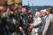 Prezident republiky Petr Pavel, ministryně obrany ČR Jana Černochová a náčelník GŠ AČR, arm. gen Karel Řehka se zdraví s vojáky. Slavnostní nástup Armády ČR - Den ozbrojených sil. Národní památník na Vítkově s hrobem Neznámého vojína. Praha, 30. 6. 2025. FOTO Jiří Sejkora, MO 