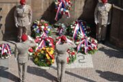 Vojákyně salutuje u krypty kostela sv. Cyrila a Metoděje po položení věnce. Pietní akt u kostela sv. Cyrila a Metoděje, Praha - Resslova ulice, 18. 6. 2025. FOTO Jiří Reichl VHÚ Praha