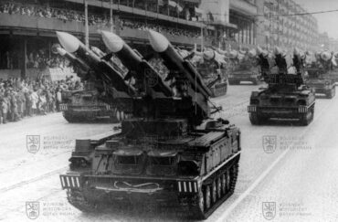 Protiletadlový raketový systém 2K12 Kub při přehlídce v Praze na Letné