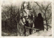 František Moravec zachycen na balkoně vily v Německu, 1951. Snímek osamělého stárnoucího zpravodajce, naposledy vyhnaného z vlasti, na pozadí podzimního sadu symbolicky ilustruje neradostnou realitu doby po komunistickém převratu v Československu.
FOTO Sbírka VHÚ Praha - Anita Moravec Gard