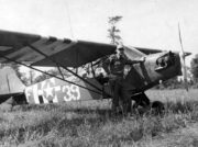 Pozorovací letoun Piper L-4 Grasshopper a jeho pilot poručík John L. Donnelan z velitelství dělostřelectva V. sboru v Normandii 22. srpna 1944
FOTO: National Archives (342-FH-3A16350-53827AC)