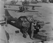 Sestavování letounů Stinson L-5 Sentinel a Piper L-4 Grasshopper (uprostřed) ve Francii v září 1944
FOTO: National Archives (342-FH-3A17500-53738AC)