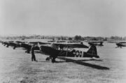 Řady letounů Piper L-4 Grasshopper před přidělením k jednotkám ve Francii v září 1944 
FOTO: National Archives (342-FH-3A16349-53739AC)