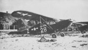 Stinson L-5 Sentinel z velitelství dělostřelectva XII. sboru (vlevo) a Piper L-4 Grasshopper z velitelství dělostřelectva 3. armády na jaře 1945. Sentinel má na kýlové ploše kromě sériového čísla 417463 také malý znak XII. sboru
FOTO: Dyer XII Corps
