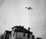 Piper L-4 Grasshopper s označením 40-E ze 16. obrněné divize pátrá po pohybech německé a Rudé armády nad křižovatkou u Bílého beránka v Praze ráno 9. května 1945
FOTO: MDH (CH2279)