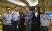 V červenci 2010 se sešli beránek Jaroslav i Jaroslav Beránek v kabině Airbusu A-319CJ. Letěli spolu do Liverpoolu, aby se zúčastnili oslav 70. výročí založení čs. armády na území Velké Británie. Maskota v rukou drží náčelník Generálního štábu AČR armádní generál Vlastimil Picek, po jeho levici stojí místopředseda vlády a ministr zahraničí Jan Kohout. FOTO: archiv VHÚ Praha