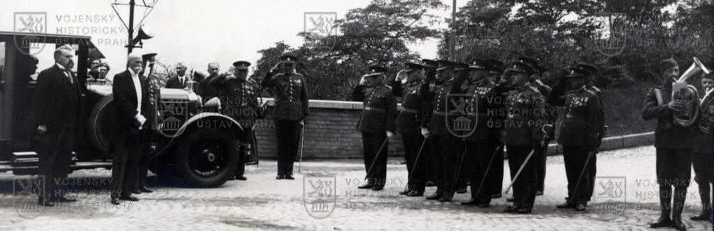 Snímek z uvítání prezidenta T. G. Masaryka u Památníku osvobození 2. července 1932