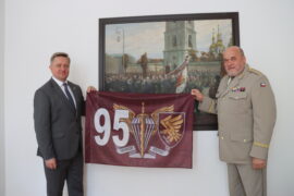 Velvyslanec Ukrajiny Vasyl Zvarych navštívil Vojenský historický ústav Praha. Přivezl prapor 95. brigády vzdušných výsadkových sil Ukrajiny