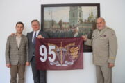 Atašé obrany, vojenský a letecký přidělenec pan Oleksii Nahorianskyi, velvyslanec Ukrajiny pan Vasyl Zvarych a ředitel VHÚ Praha brigádní generál Aleš Knížek. FOTO: VHÚ Praha