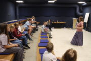 Příměstský mediální tábor Akademie ČTK Zuřivý reportér a edukátorka Barbora Kulihová. FOTO: VHÚ Praha 