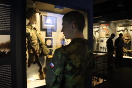 Středoškoláci na dobrovolném vojenském cvičení navštívili Armádní muzeum Žižkov, užili si víkendovou komentovanou prohlídku