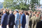 Ministryně obrany Jana Černochová gratuluje Tomáši Jaklovi - historikovi VHÚ Praha. 
Slavnostní nástup Armády ČR - Den ozbrojených sil. Národní památník na Vítkově s hrobem Neznámého vojína. Praha, 30. 6. 2025. FOTO Jiří Reichl, VHÚ Praha
