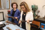 Studentky z Vyšší odborné školy grafické a Střední průmyslové školy grafické v Hellichově ulici v Praze na praxi ve VHÚ Praha ukazují pistole, na nichž v rámci své praxe také pracovaly. FOTO Jiří Reichl, VHÚ Praha