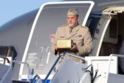 Ředitel Vojenského historického ústavu Praha, brigádní generál Aleš Knížek, se schránkou s ostatky generála Františka Moravce. Před nástupem do vládního speciálu České republiky