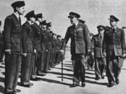 Manston 3. 8. 1945. Let. maršál J. C. Slessor se loučí s čs. letci.  FOTO Sbírka VHÚ Praha
