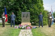 Čestná stráž a vojáci v dobových uniformaách. Slavnostní předání funkce velitele letecké základny v Náměšti nad Oslavou, jehož součástí  bylo i odhalení památníku věnovaného příslušníkům 311. bombardovací perutě RAF. Náměšť nad Oslavou, Červenec 2025 FOTO kpt. Tomáš Chlebeček.