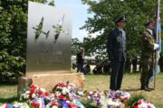 Vyřezané siluety letounů Liberator a Wellington umožňují pohled do areálu moderní letecké základny a symbolicky tak propojují minulost perutě se současností. Náměšť nad Oslavou, červenec 2025.FOTO kpt. Tomáš Chlebeček