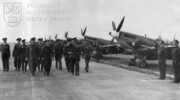 Praha-Ruzyně, 13. 8. 1945. Přivítání čs. stíhačů náčelníkem Hlavního štábu gen. B. Bočkem a dalšími hodnostáři čs. armády. FOTO Sbírka VHÚ Praha