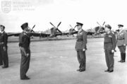 Praha-Ruzyně, 13. 8. 1945. Velitel čs. stíhacího křídla mjr. J. Hlaďo podává hlášení náčelníkovi Hlavního štábu gen. B. Bočkovi.FOTO Sbírka VHÚ Praha