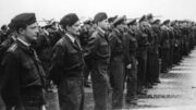 Praha-Ruzyně, 15. 8. 1945. Nastoupené jednotky. Zde osádky 311. peruti. FOTO Sbírka VHÚ Praha