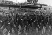 Praha-Ruzyně, 15. 8. 1945. Oficiální přivítání div.gen. L. Svobodou. Slavnostní pochod. FOTO Sbírka VHÚ Praha