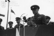 Praha-Ruzyně, 15. 8. 1945. Projev nového ministra národní obrany gen. L. Svobody. FOTO Sbírka VHÚ Praha