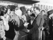Praha-Ruzyně, 15. 8. 1945. Shledání škpt. J. Hartmana s rodiči, kteří část okupace strávili v internačním táboře ve Svatobořicích.FOTO Sbírka VHÚ Praha