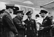 Praha-Ruzyně 25. 7. 1945. První Liberator GR.Mk.VI od 311. peruti po přistání. Uprostřed mjr. F. Doležal, let. atašé plk. G. Wyatt a plk. J. Schejbal. FOTO Sbírka VHÚ Praha