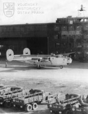 Praha-Ruzyně. Liberator GR.Mk.VI od 311. peruti. V popředí nákladní automobily Rudé armády. FOTO Sbírka VHÚ Praha