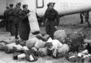 Praha-Ruzyně. Vykládání zavazadel z Liberatoru GR.Mk.VI od 311. peruti. FOTO Sbírka VHÚ Praha
