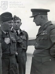Ruzyňské letiště. Generálové K. Janoušek a L. Svoboda. V pozaddí plk. J. Schejbal, náčelník štábu Inspektorátu čs. letectva. FOTO Sbírka VHÚ Praha