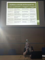 Dr. Lucie Felcan Rajlová přednáší příspěvek: „Hlas vojáků: Orální historie jako forma pro terapeutické zpracování vojenských zkušeností a traumat.“ 
Fotografie: VHÚ Praha