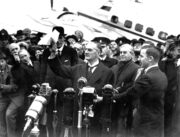 Naivní „zachránce míru“ britský premiér Neville Chemberlein, obelstěn Hitlerem, se po návratu do Londýna raduje z výsledku své cesty.