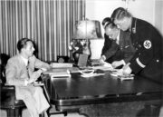 Joseph Goebbels sleduje svého pilného žáka Alreda Ingemara Berndta (v uniformě)