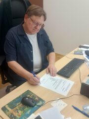 Prezident České komise pro vojenskou historii, PhDr. Jiří Rajlich, Ph.D., při podpisu volebního lístku české komise.