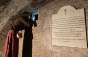Pamětní deska na stěně krypty kostela Santa Maria dell`Anima v Římě.