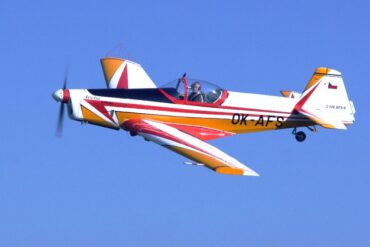 VHÚ Praha a LOM PRAHA budou veřejně předvádět slavný akrobatický speciál Zlín Z-526 AFS-V