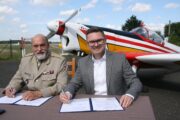 Podpis dohody o zápůjčce letounu Zlín Z-526 AFS-V do CLV Pardubice. Ředitel VHÚ Praha Aleš Knížek a ředitel LOM Praha, pod které CLV Pardubice patří, Jiří Protiva. Podpis dohody o zápůjčce letounu Zlín Z-526 AFS-V do CLV Pardubice. Ředitel VHÚ Praha Aleš Knížek a ředitel LOM Praha, pod které CLV Pardubice patří, Jiří Protiva.