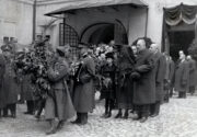 Vynášení rakve s ostatky gen. Kopala z budovy ZVV Praha, 1935
